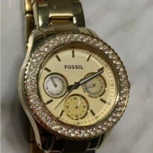 Woman’s Fossil Watch needs a battery